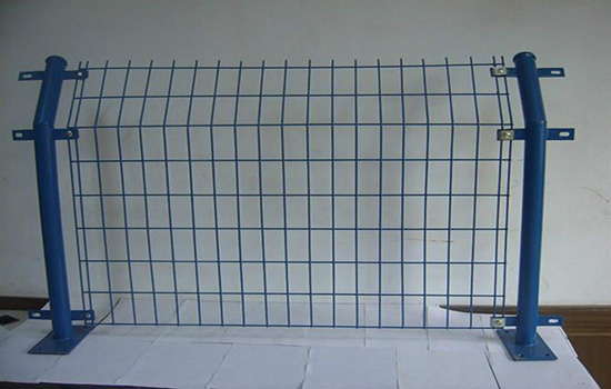 雙邊<a href=http://www.dyjybw.cn target=_blank class=infotextkey><a href=http://www.dyjybw.cn target=_blank class=infotextkey>護欄</a>網</a>